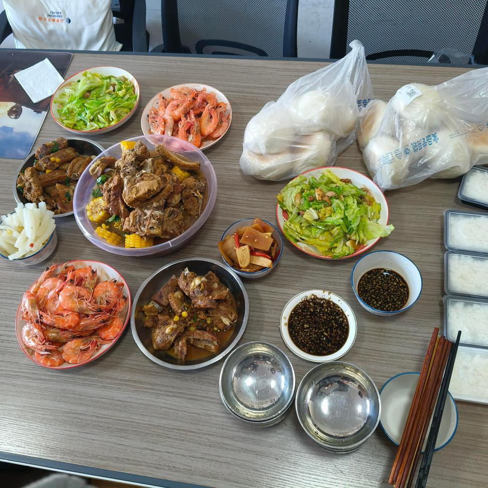 Ülemused valmistavad kõigile lõunasöögi!